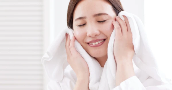 Fata care foloseste gel de curatare